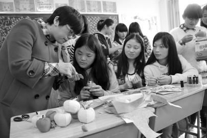 遂寧市職業技術學校教師正在教授學前教育專業的學生學習手工剪裁。