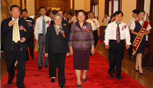 全國政協副主席錢正英（左一）、十五屆中央委員顧秀蓮（左三）、國務院扶貧主任，政協常委胡富國（左一）、北方汽車專修學校曹振峰董事長（右一）在人民大會堂共同出席北方學校七千萬扶貧工程
